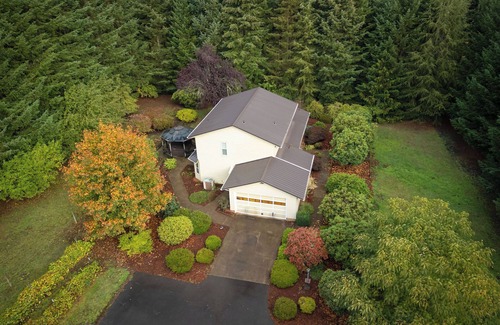 Estacada Casa | Llama's Creative Home!~Large HotTub~4BR~Dogs ok~Private Garden~Fully Stocked!
