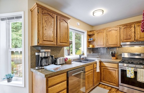 Estacada Casa | Llama's Creative Home!~Large HotTub~4BR~Dogs ok~Private Garden~Fully Stocked!