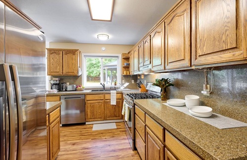 Estacada Casa | Llama's Creative Home!~Large HotTub~4BR~Dogs ok~Private Garden~Fully Stocked!