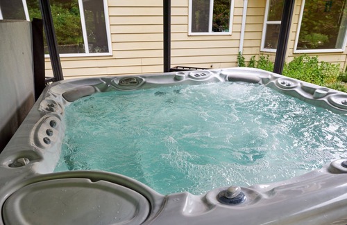 Estacada Casa | Llama's Creative Home!~Large HotTub~4BR~Dogs ok~Private Garden~Fully Stocked!