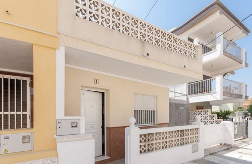 Oliva Casa | LLAMÀNTOL - Acogedora casa con terraza privada cerca de la playa.