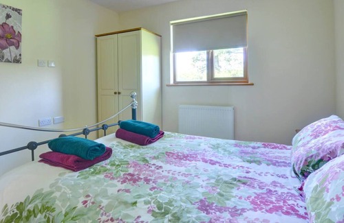 Tirabad Chalet De Esquí | Este alojamiento de calidad con bañera de hidromasaje ofrece aislamiento, vistas al campo y un interior acogedor con muebles de madera.