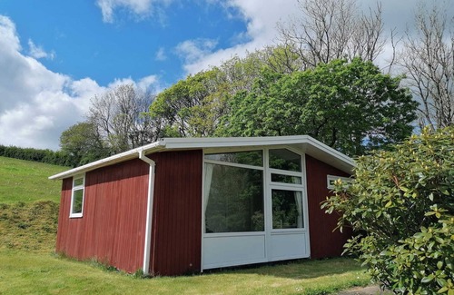 Llanybri Cabina | Llansteffan Cabin, Cosy, Two bedrooms, private garden, 5 minutes from the beach