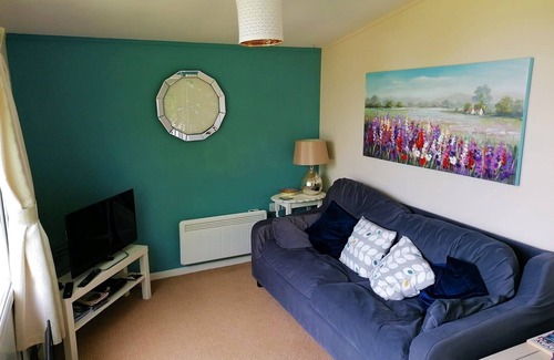 Llanybri Cabina | Llansteffan Cabin, Cosy, Two bedrooms, private garden, 5 minutes from the beach