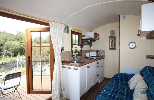 Llanrug Cabaña | LLETY'R BUGAIL 1, pet friendly, with a garden in Llanrug