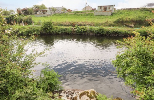 Llanrug Cabaña | LLETY'R BUGAIL 1, pet friendly, with a garden in Llanrug
