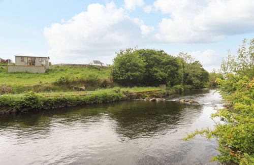 Llanrug Cabaña | LLETY'R BUGAIL 1, pet friendly, with a garden in Llanrug