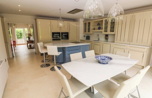 Aberdare Casa | LLETY'R BUGAIL, luxury holiday cottage, with a garden in Glynneath