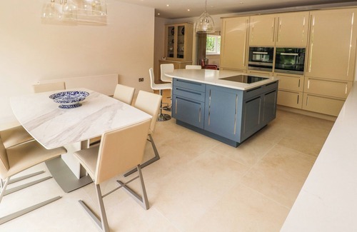 Aberdare Casa | LLETY'R BUGAIL, luxury holiday cottage, with a garden in Glynneath
