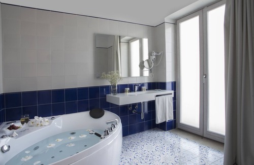 Vietri sul Mare Hotel | Lloyd's Baia Hotel