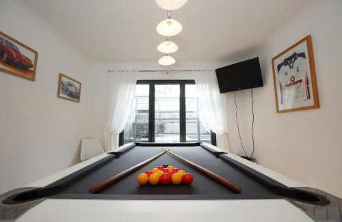 Lisvane Apartamento | Llwyn Pia by N And N Stays Ltd, with Private Pool, Sauna and hot tub, perfect for relocation, workers or Your Ideal Getaway