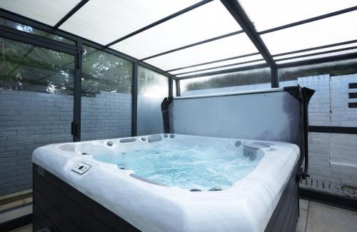 Lisvane Apartamento | Llwyn Pia by N And N Stays Ltd, with Private Pool, Sauna and hot tub, perfect for relocation, workers or Your Ideal Getaway