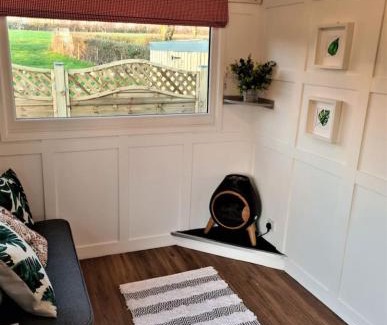 Cowbridge Cabina | Llwynhelig House Railway Carriage - Delightful Cowbridge Railway Carriage with Hot Tub