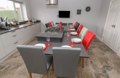 Burry Port Casa | LLYGAD Y LLEUAD ( MOON), pet friendly, with a garden in Burry Port