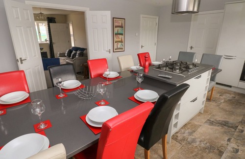 Burry Port Casa | LLYGAD Y LLEUAD ( MOON), pet friendly, with a garden in Burry Port