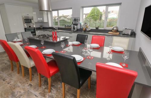 Burry Port Casa | Llygad Y Lleuad Moon