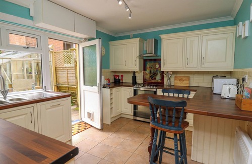 Tremain Cabaña | LLYN Y FELIN, pet friendly, country holiday cottage in Llechryd