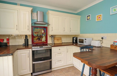 Tremain Cabaña | LLYN Y FELIN, pet friendly, country holiday cottage in Llechryd