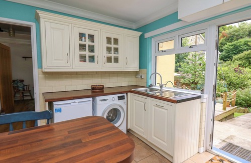 Tremain Cabaña | LLYN Y FELIN, pet friendly, country holiday cottage in Llechryd
