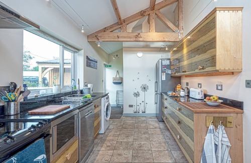Malltraeth Cabaña | Llys Awel - a cottage that sleeps 4 guests in 2 bedrooms