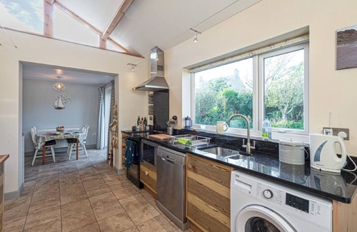 Malltraeth Cabaña | Llys Awel - a cottage that sleeps 4 guests in 2 bedrooms