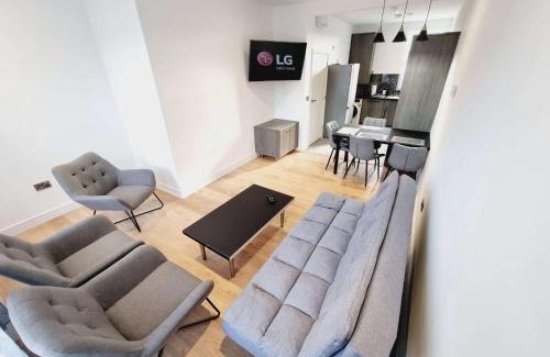 Belfast Apartamento | LMK, 2 Bedroom Apartment, with Roof Terrace, Free parking, EV Charger, Great Location.
