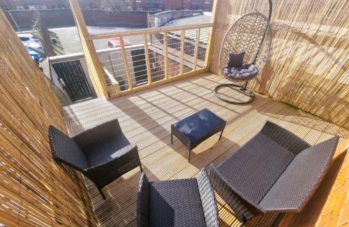Belfast Apartamento | LMK, 2 Bedroom Apartment, with Roof Terrace, Free parking, EV Charger, Great Location.