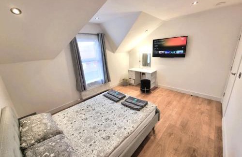 Belfast Apartamento | LMK, 2 Bedroom Apartment, with Roof Terrace, Free parking, EV Charger, Great Location.