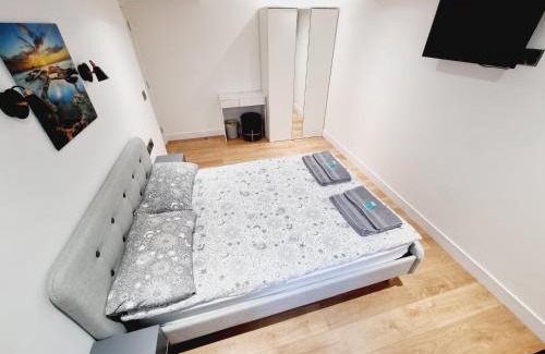 Belfast Apartamento | LMK, spacious 1 bedroom Ground floor Apartment, EV charger, Free parking Wi-fi, Great location