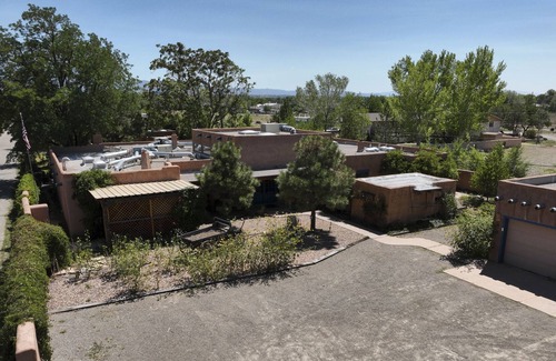 Alamedan Valley Cama Y Desayuno | Loba Luna Bed & Breakfast - Charming Albuquerque B&B - Mariposa