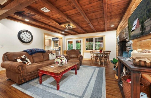 Lincoln Cabina | Loblolly Lane-Private Log Cabin- Hot Tub