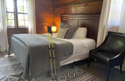 Eureka Springs Casa | Loblolly Pines Adventure Log Cabin