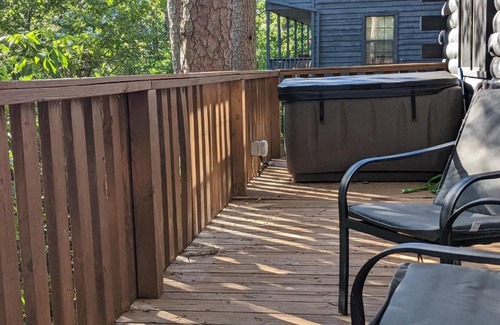 Eureka Springs Casa | Loblolly Pines Adventure Log Cabin