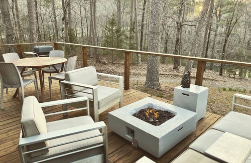 Mena Cabina | Loblolly Pines Cabin - A modern retreat on 6 acres