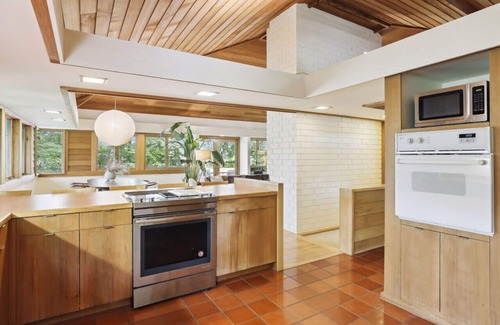 Comstock Casa | Sleek and clean 3-bedroom, 2- bathroom home on beautiful North Pipe Lake