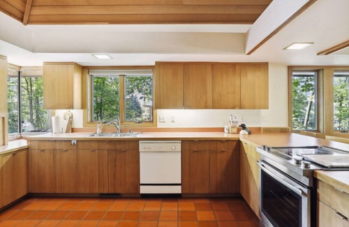 Comstock Casa | Sleek and clean 3-bedroom, 2- bathroom home on beautiful North Pipe Lake