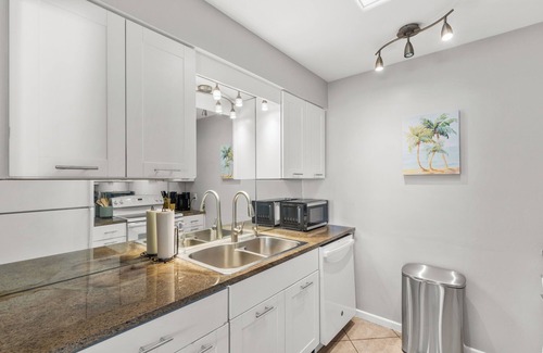 Whitfield Casa | Lobster Louie's Inn - Cozy 2/1 Mins from Beaches. Fenced yard. Pet Friendly.