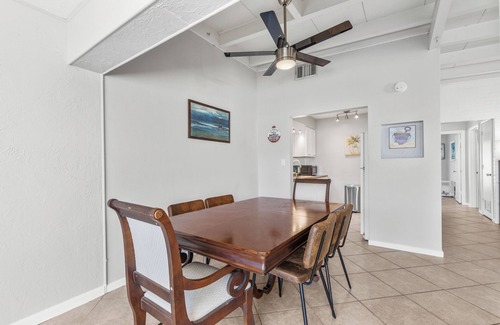 Whitfield Casa | Lobster Louie's Inn - Cozy 2/1 Mins from Beaches. Fenced yard. Pet Friendly.
