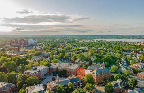 West End Apartamento | Local Landmark - Gorgeous Historic Home