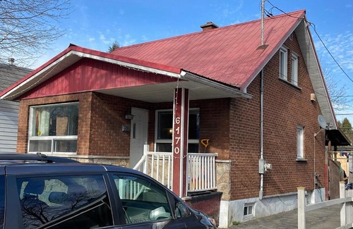 Cote-Saint-Paul Casa | Local style accommodation, Cute house!