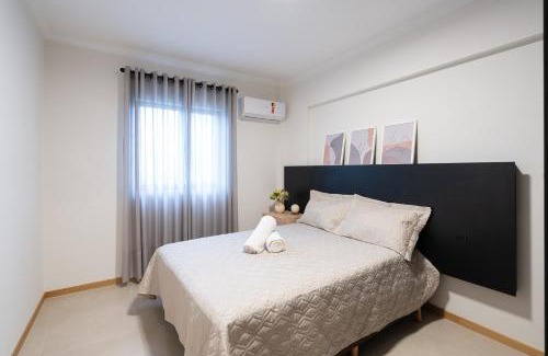 Centro Apartamento | Localização Central! A 450 metros da Vila Germânica Loft com Piscina, Ar-Condicionado, Wi-Fi, Cozinha completa, Garagem Privativa, Espaço Zen, Academia, Sauna, e Mercadinho 24h