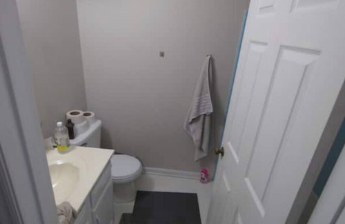 Charlotte Condominio | Located across shopping center, close to downtownnwith bathroom n