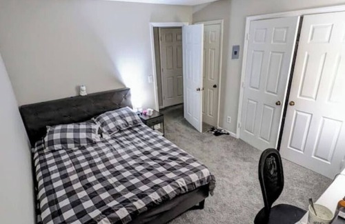 Charlotte Condominio | Located across shopping center, close to downtownnwith bathroom n