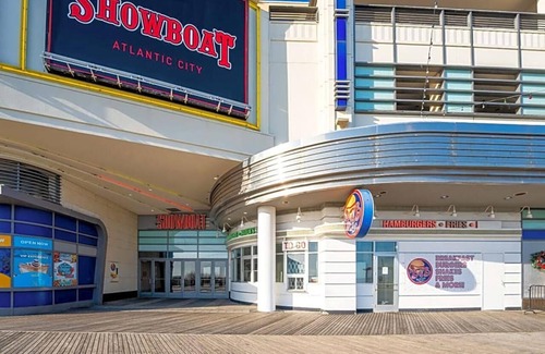 Atlantic City Apartamento | Located along the boardwalk, Showboat Hotel Atlantic City offers accommodations Atlantic City .