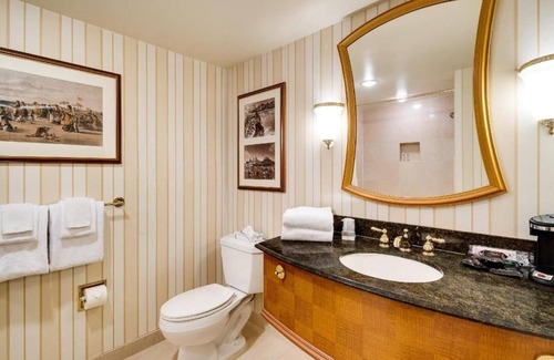 Atlantic City Apartamento | Located along the boardwalk, Showboat Hotel Atlantic City offers accommodations Atlantic City .