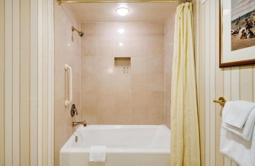 Atlantic City Apartamento | Located along the boardwalk, Showboat Hotel Atlantic City offers accommodations Atlantic City .