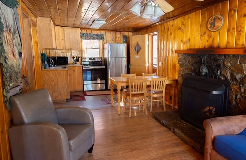 Red River Cabina | Located by the River and facing the mountains