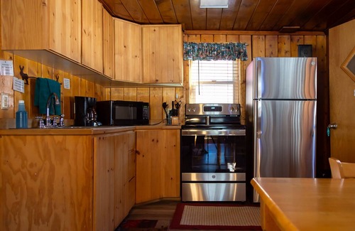 Red River Cabina | Located by the River and facing the mountains