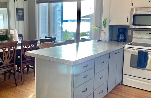 Traverse City Casa | Ubicado directamente en East Grand Traverse Bay con playa privada