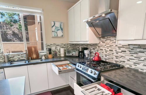 Fontana Condominio | Located in 91739 Rancho Cucamonga*Gated*Suite 👇stairs*Monthly*讲中文